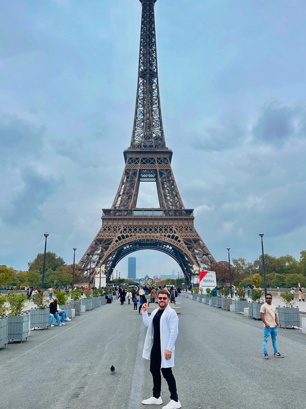 Didier José em Paris, diante da Torre Eiffel